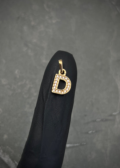 Dije letra D con swarovski blanco 0.7gr / Largo 1.5cm / Oro Amarillo Nac B
