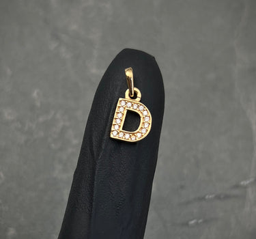 Dije letra D con swarovski blanco 0.9gr / Largo 1.5cm / Oro Amarillo Nac M