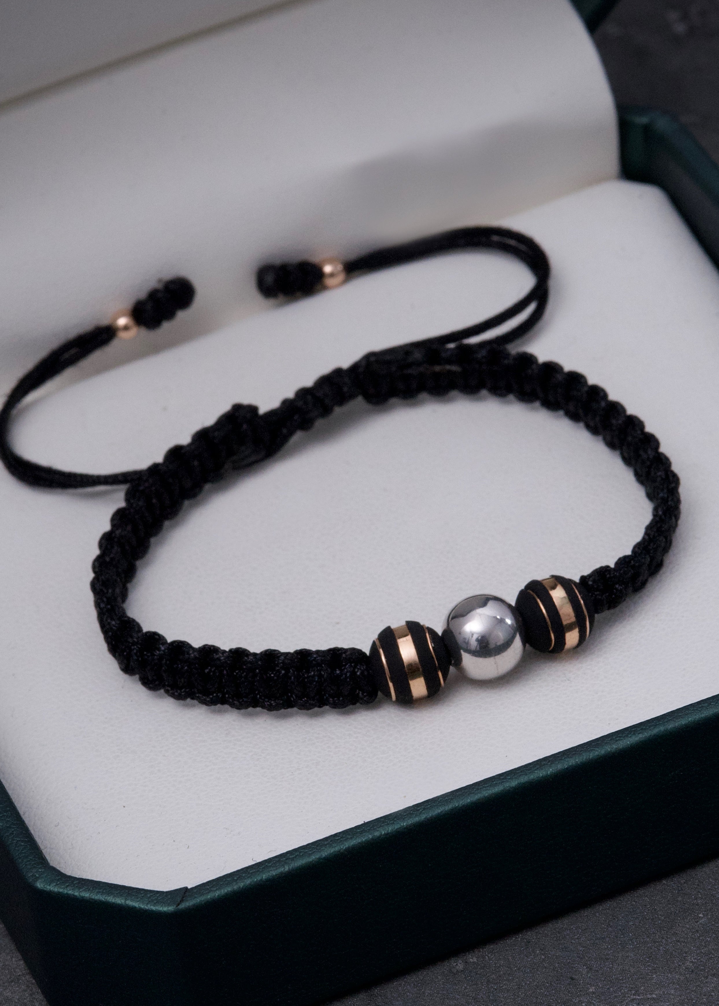 Pulsera en hilo negro con bolas lisas 0.35gr / Dos Oros (Joya) *