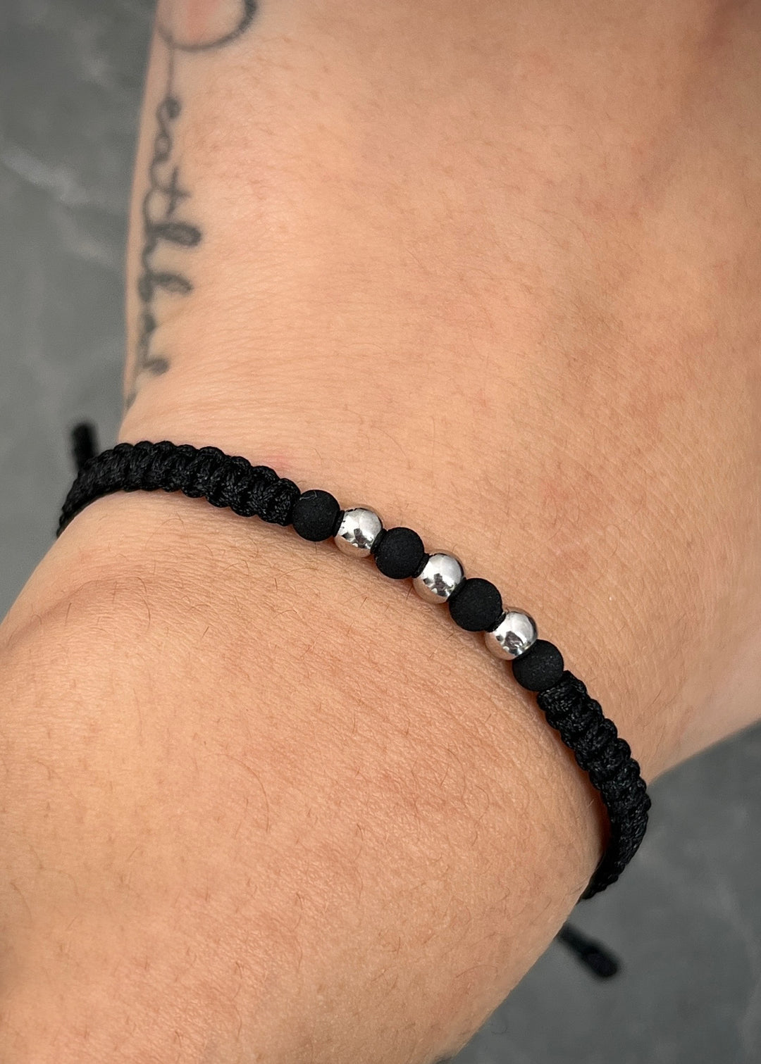 Pulsera en hilo negro con bolas lisas 4mm y neoprenos 0.25gr — Oro Blanco