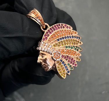Dije indio con swarovski multicolor 6.45gr / Largo 3.2cm / Oro Rosado Nac M