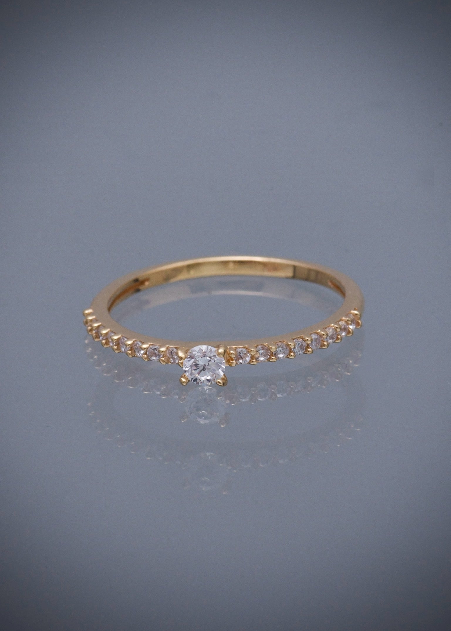 Solitario con swarovski blancos 1.65gr / Talla: 7 / Oro Amarillo Nac B