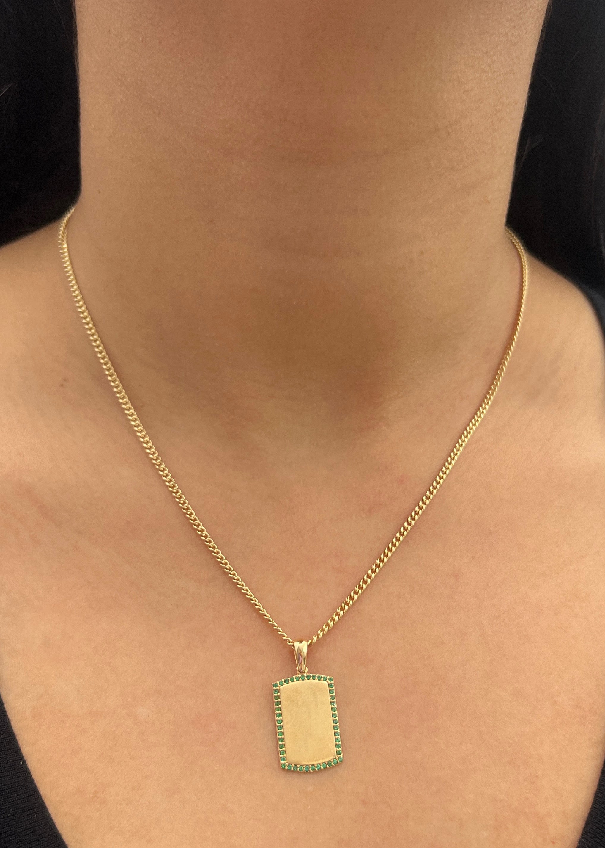 Dije placa con swarovski verde 2.7gr / Largo 2.6cm / Oro Amarillo Nac B