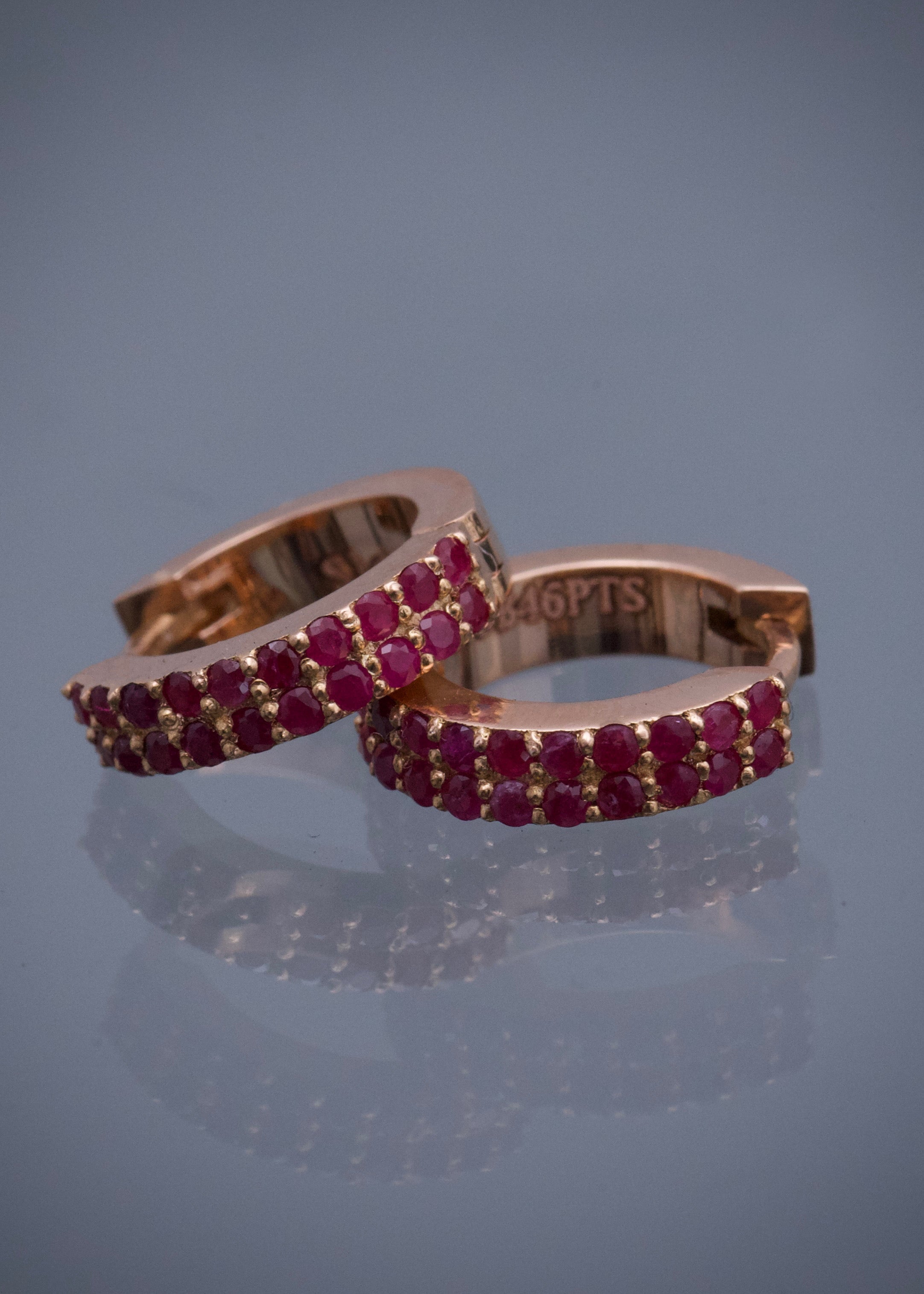 Candongas con 46pts de rubies 3.65gr / Largo 1.1cm / Oro Rosado (Joya) P