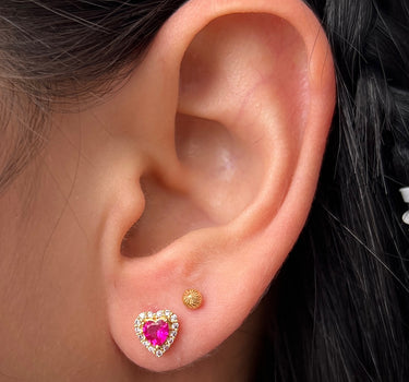 Topos  corazon con swarovski fucsia y blanco 1.55gr / Largo 0.7cm / Oro Amarillo Nac M