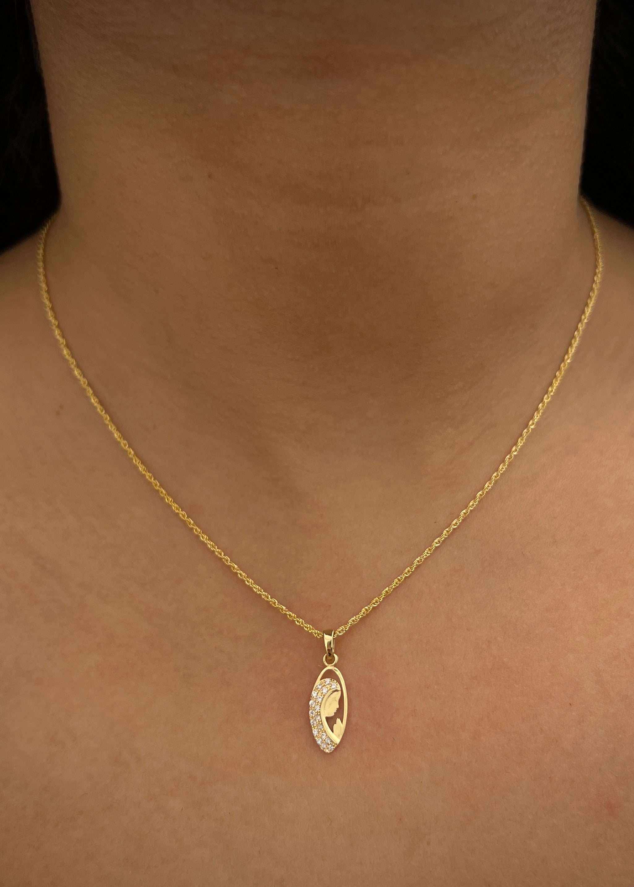 Dije virgen maria con swarovski blanco 0.6gr / Largo 2.1cm / Oro Amarillo Nac M