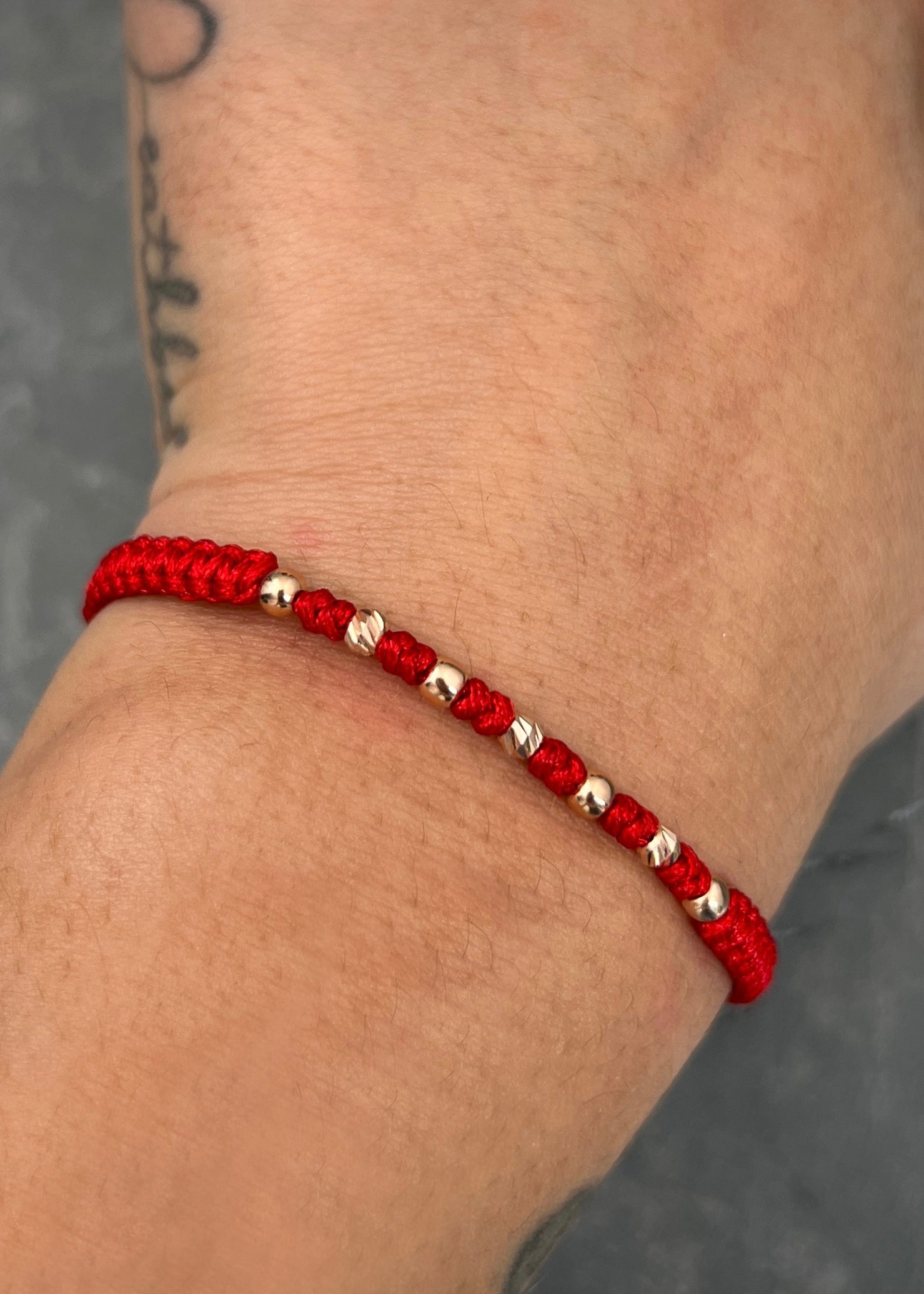 Pulsera en hilo rojo con bolas lisas y diamantadas 3mm 0.4gr / Oro Rosado (Joya)*