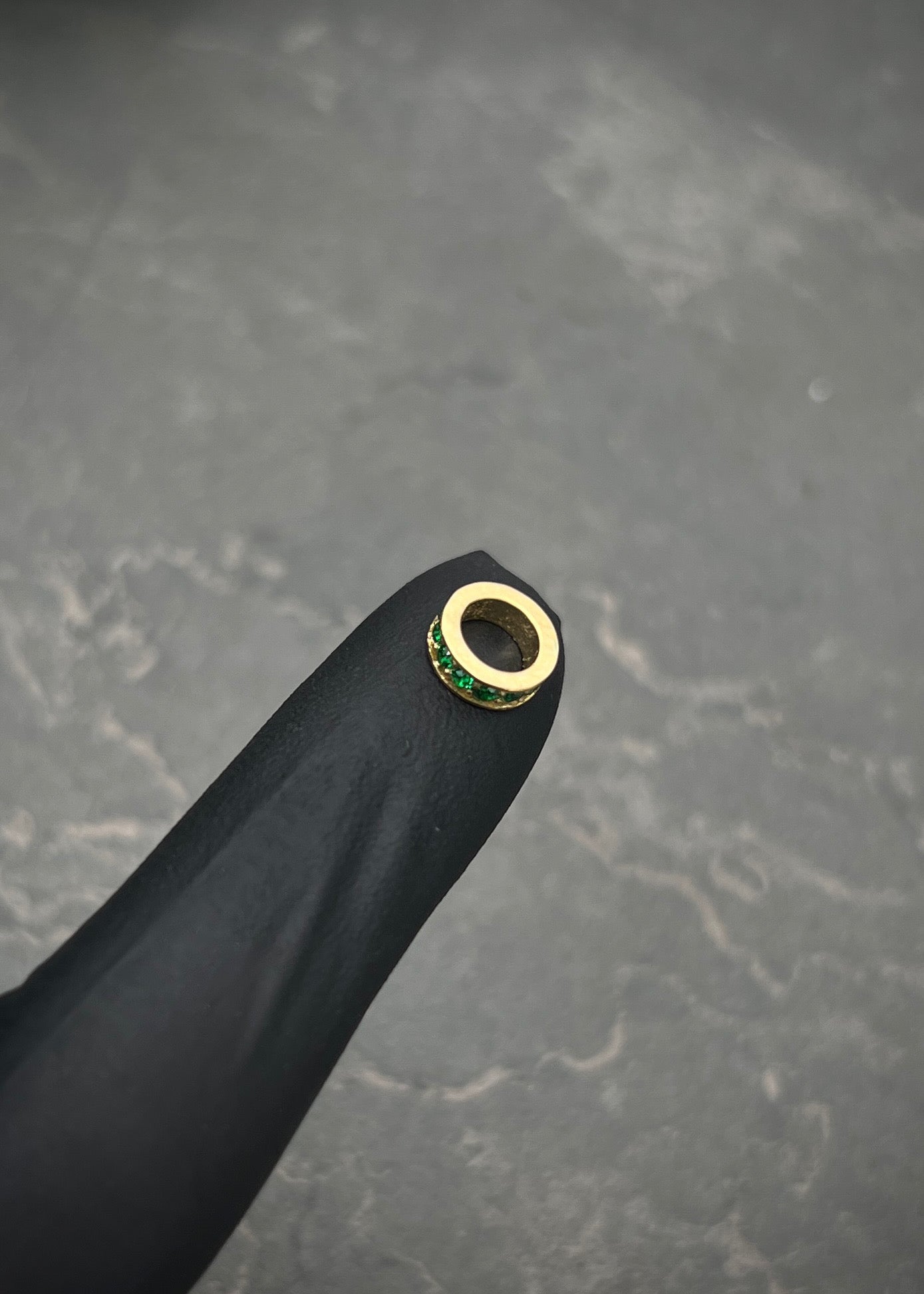 Herraje con swarovski verde 0.55gr / Largo 0.7cm / Oro Amarillo Nac B