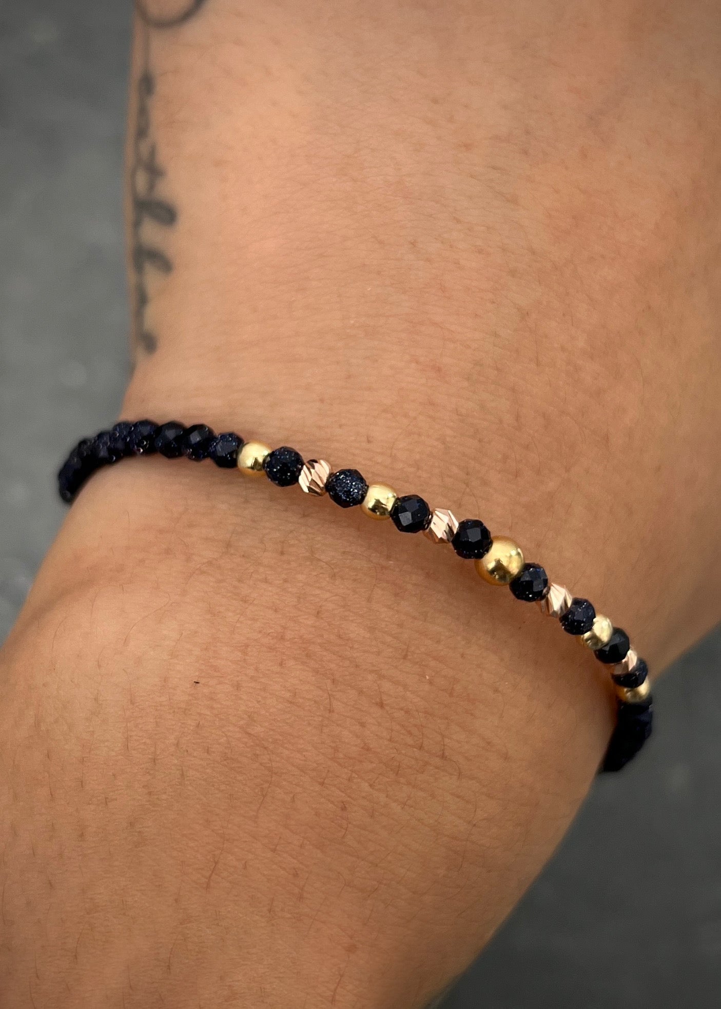 Pulsera en hilo negro con bolas lisas / diamantadas y lluvia plata 0.45gr / Dos Oros (Joya) M