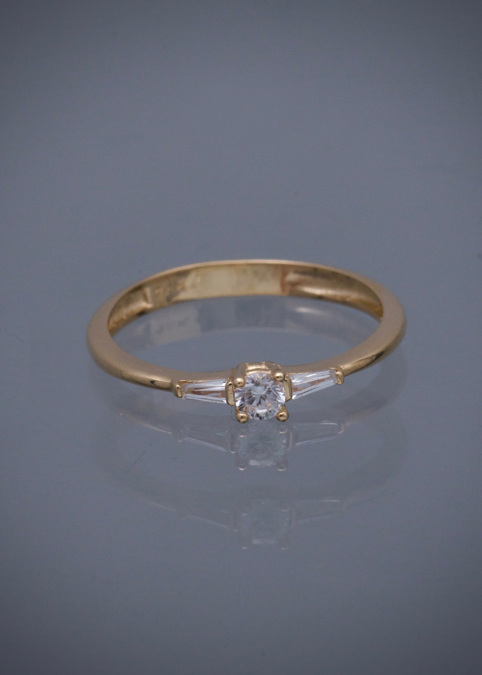 Solitario con swarovski blanco corte baguette 1.8gr / Talla: 6 1/2 / Oro Amarillo Nac B