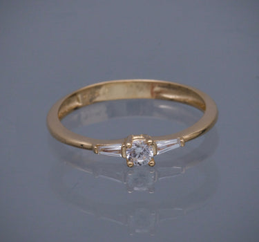 Solitario con swarovski blanco corte baguette 1.8gr / Talla: 6 1/2 / Oro Amarillo Nac B