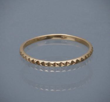 Anillo piramide 1.05gr / Talla 6 3/4 / Oro Amarillo Nac B
