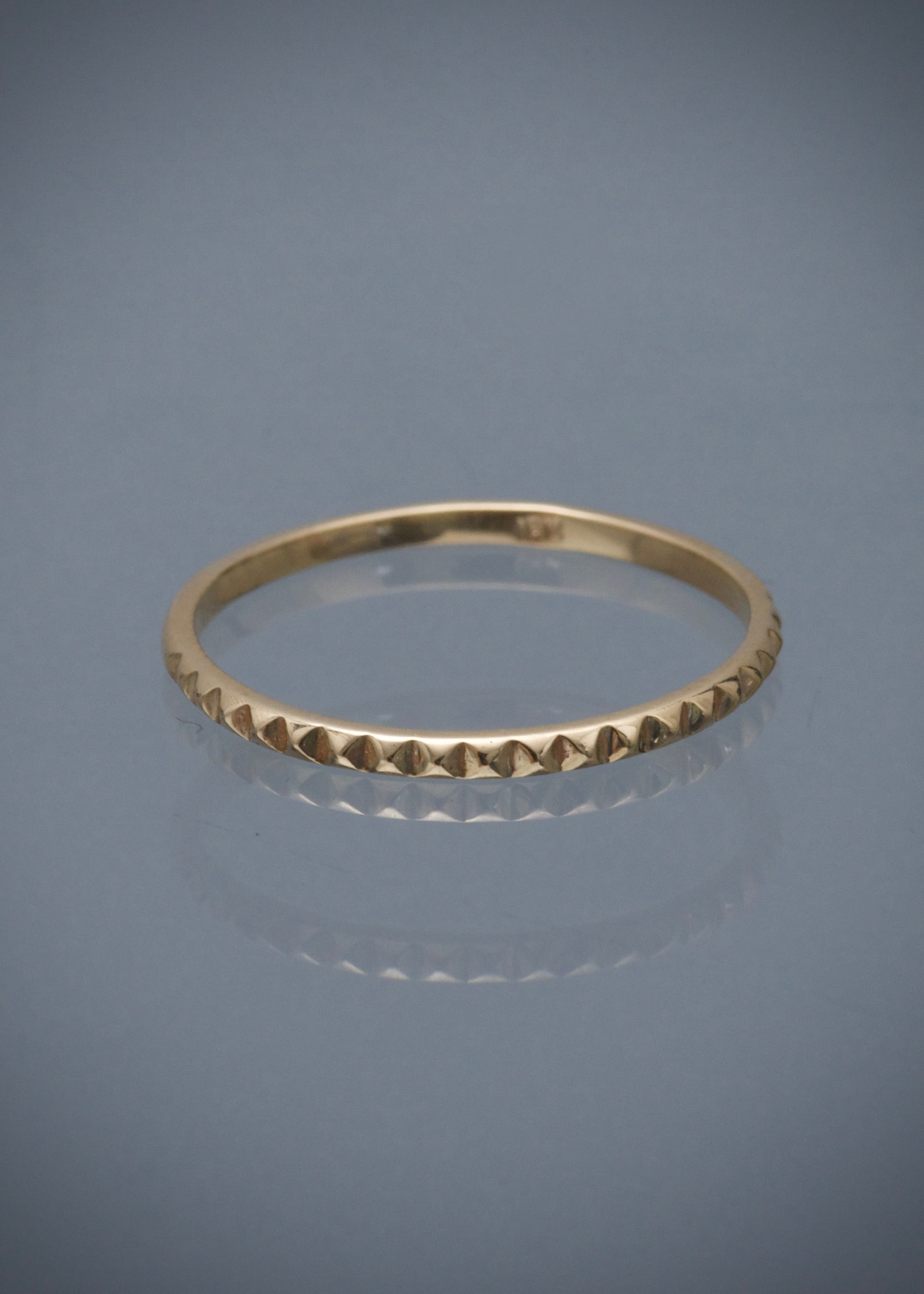 Anillo piramide 0.8gr / Talla 5 3/4 / Oro Amarillo Nac B