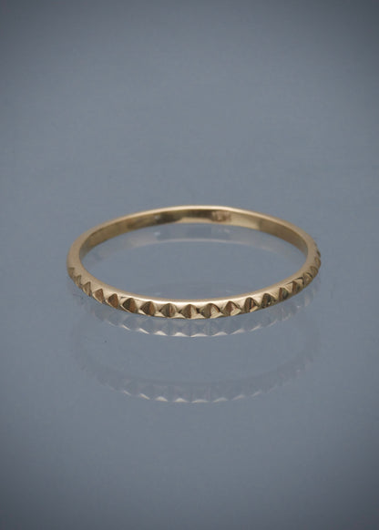 Anillo piramide 0.8gr / Talla 5 3/4 / Oro Amarillo Nac B