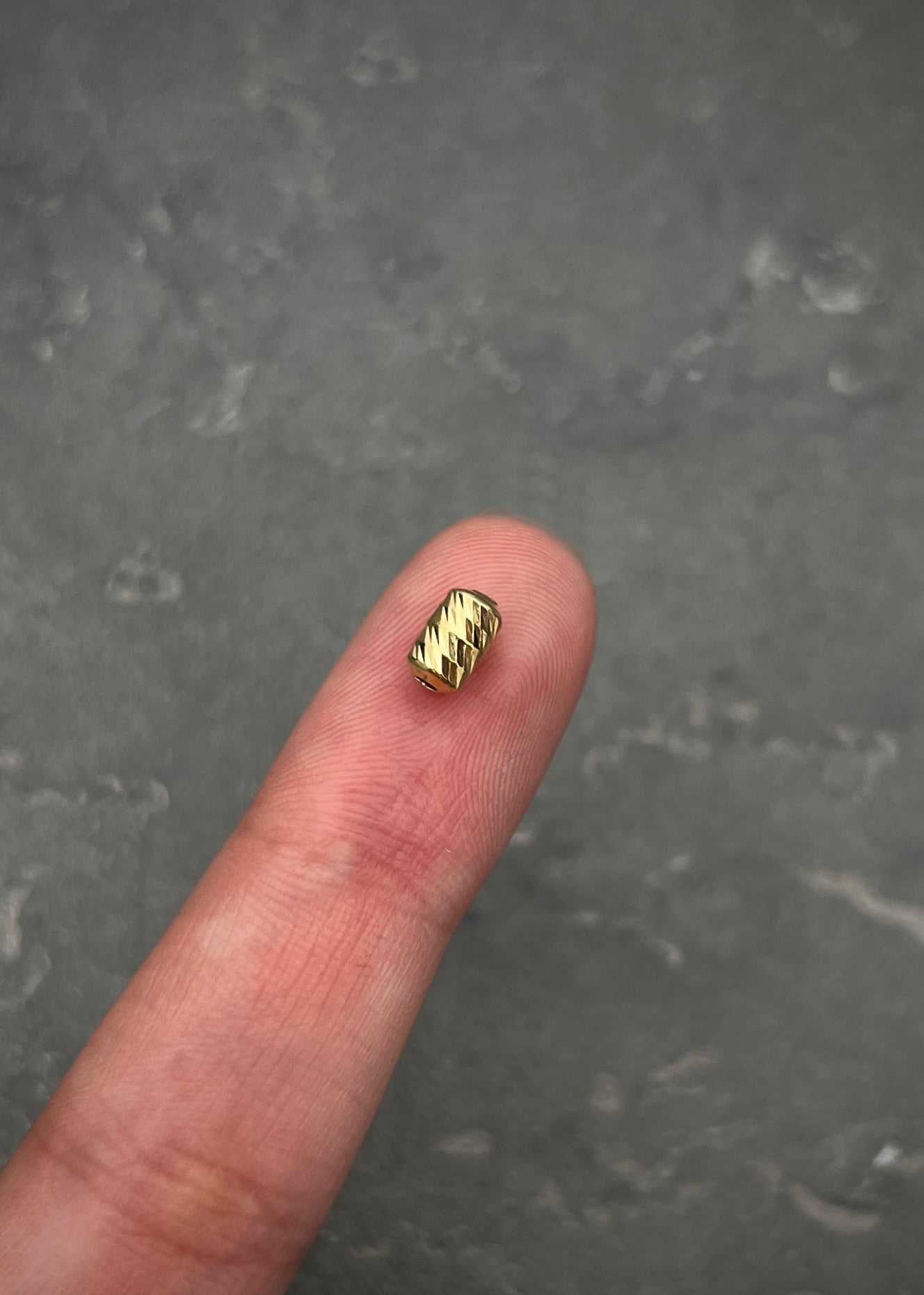 Herraje tubo diamantado 0.2gr / Largo 0.6cm / Oro Amarillo Nac B
