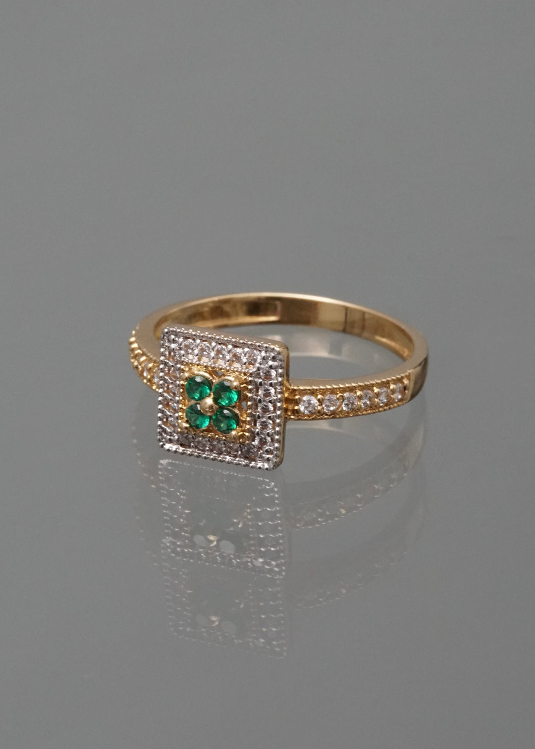 Anillo flor con swarovski verde y blanco 3.3gr / Talla 7 1/ 4 — Oro Amarillo