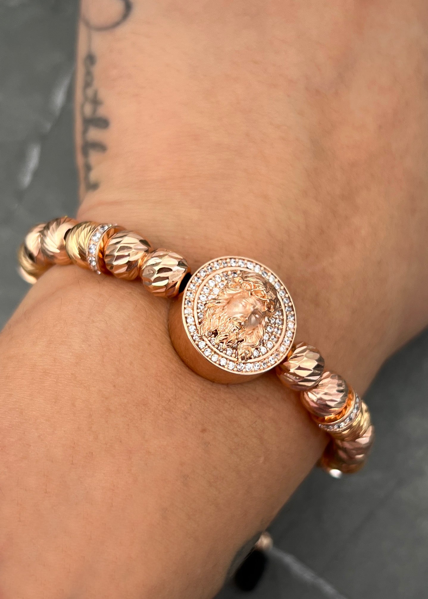 Pulsera en hilo negro con herraje de cristo 17.15gr / Oro Rosado (Joya) M