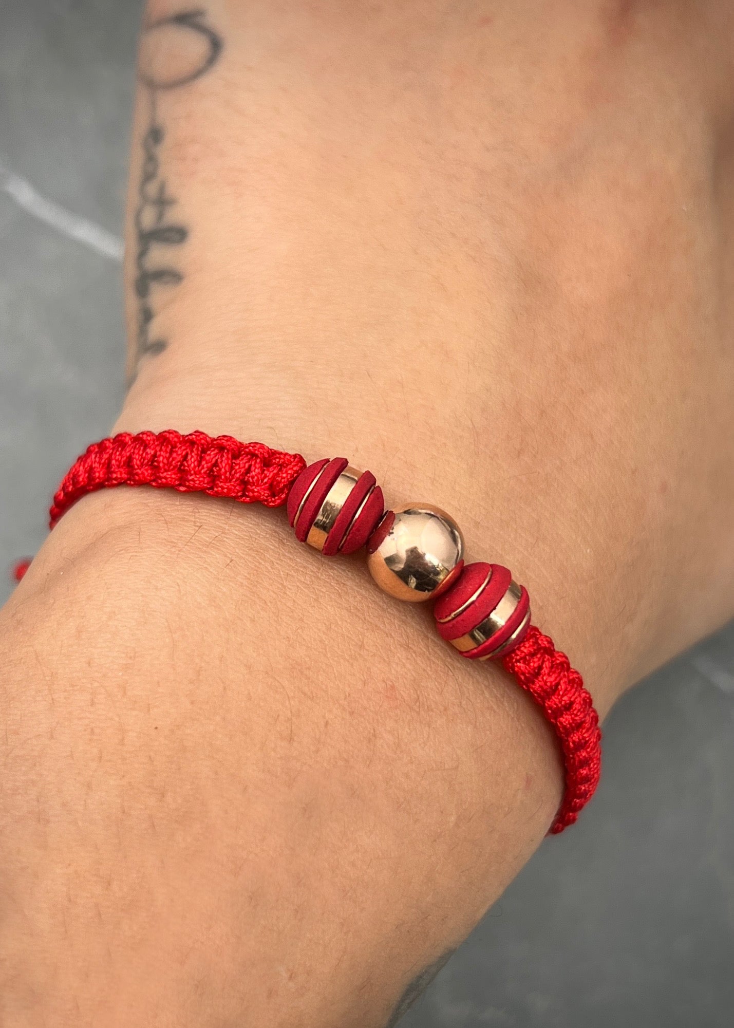 Pulsera en hilo rojo con bolas lisas 0.35gr / Oro Rosado (Joya) *