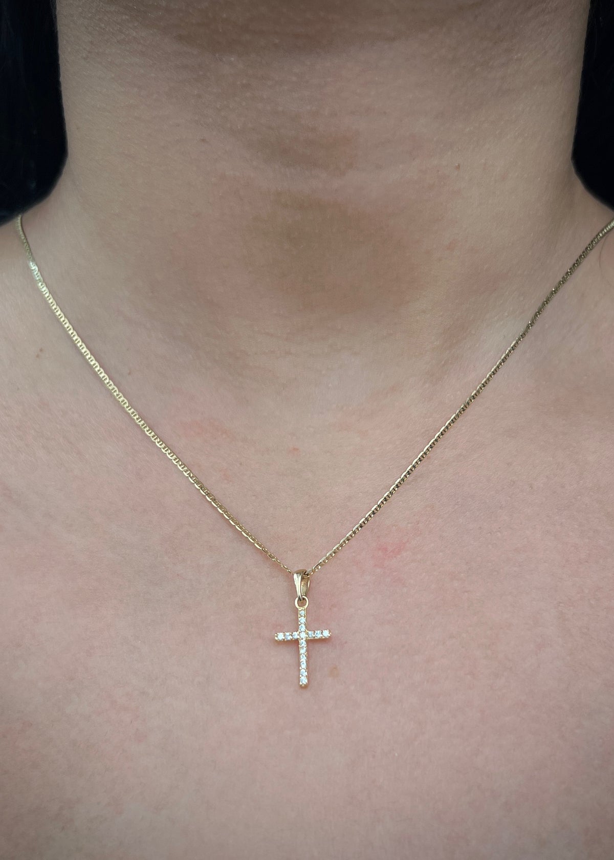 Dije Cruz con Swarovski Blanco 0.6gr / 2cm / 9.7mm — Oro Amarillo