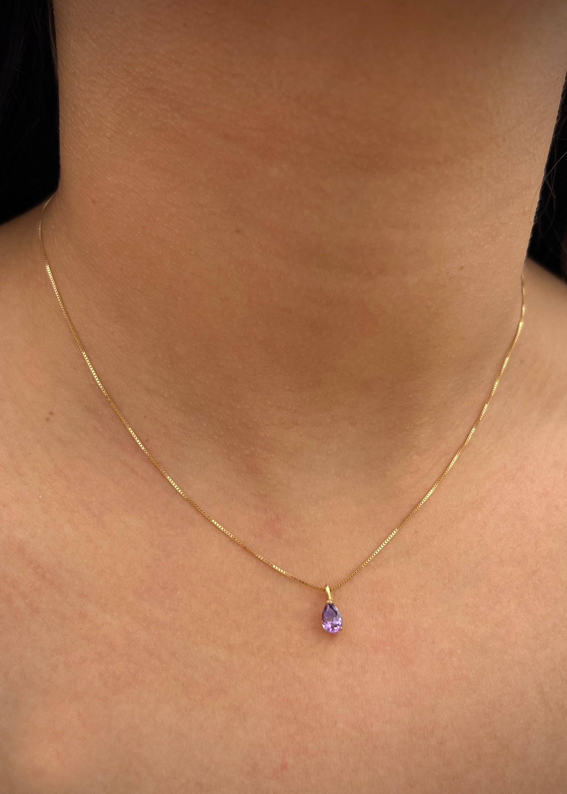 Dije con swarovski morado 0.4gr / Largo 0.9cm / Oro Amarillo Nac P