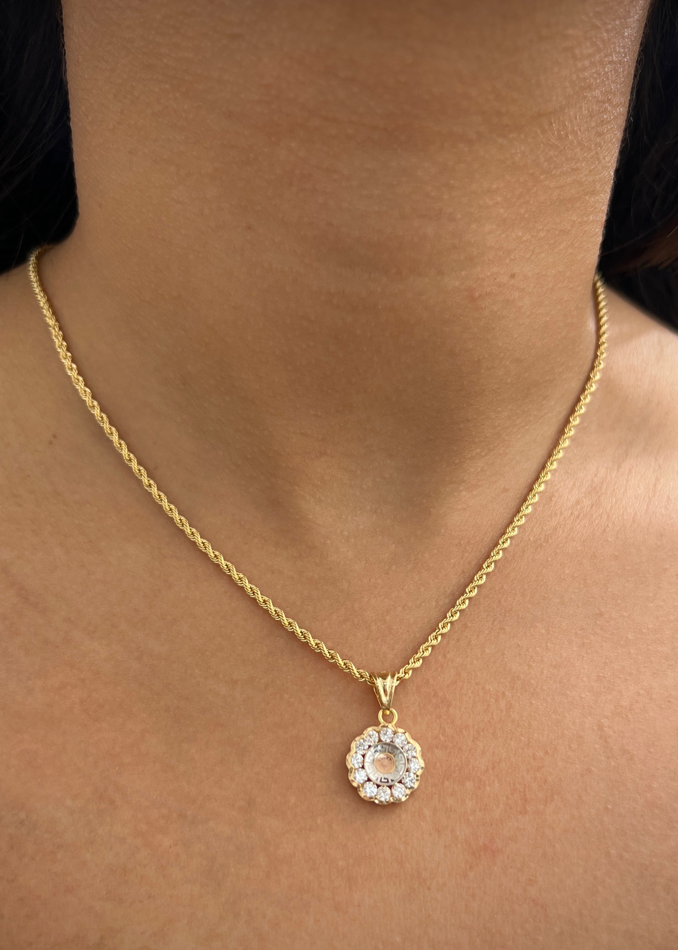 Dije flor con swarovski blanco 2.45gr / Largo 2.2cm / Oro Amarillo italy +3 B
