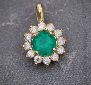 Dije flor con 26pts de esmeralda y 10pts de diamantes 0.65gr / Largo 1.1cm / Oro Amarillo (Joya) M