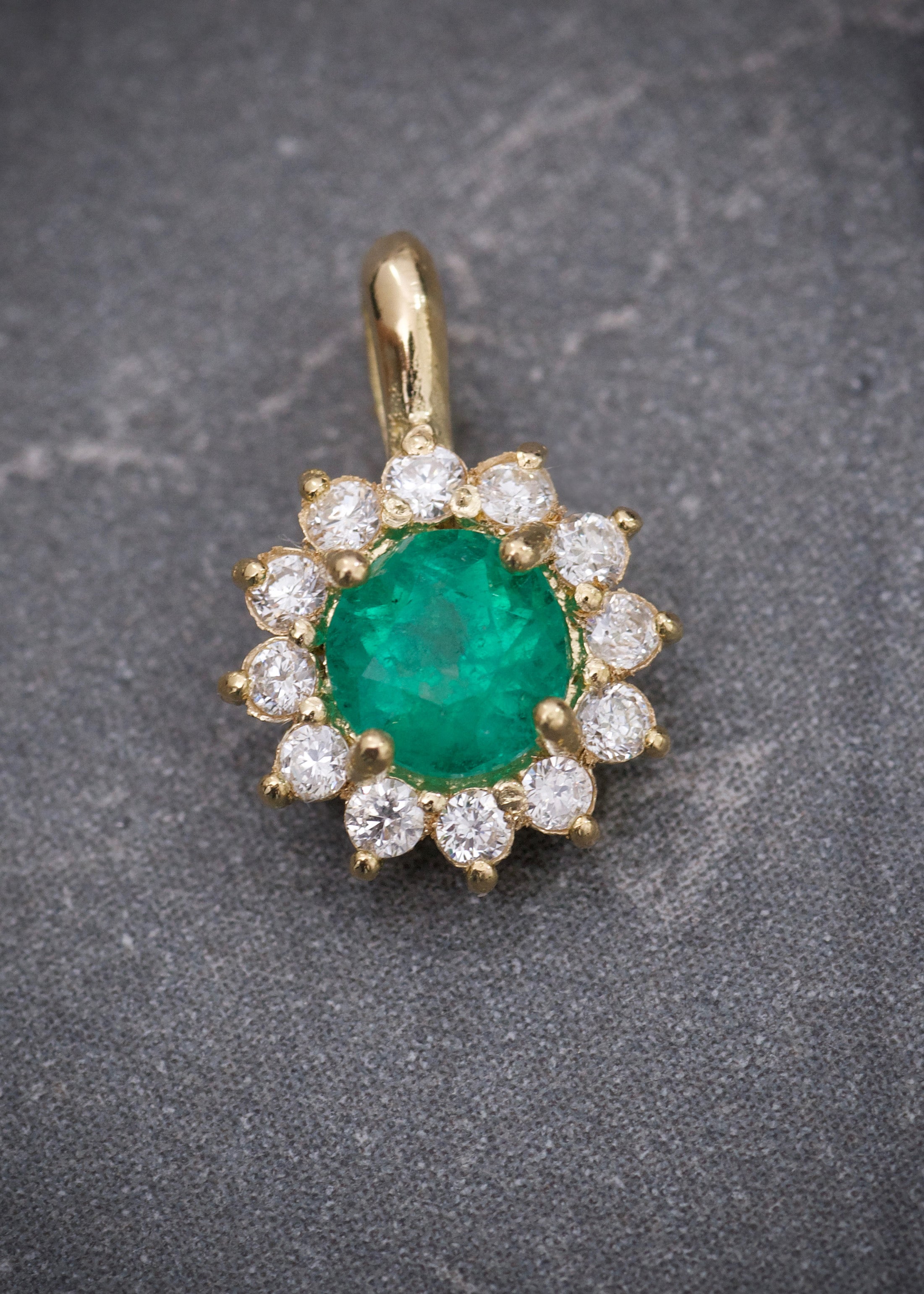 Dije flor con 23pts de esmeralda y 10pts de diamantes 0.7gr / Largo 1.1cm / Oro Amarillo (Joya) B
