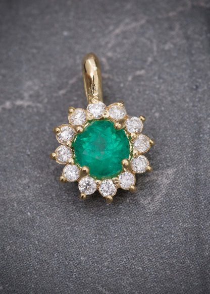 Dije flor con 23pts de esmeralda y 10pts de diamantes 0.7gr / Largo 1.1cm / Oro Amarillo (Joya) B