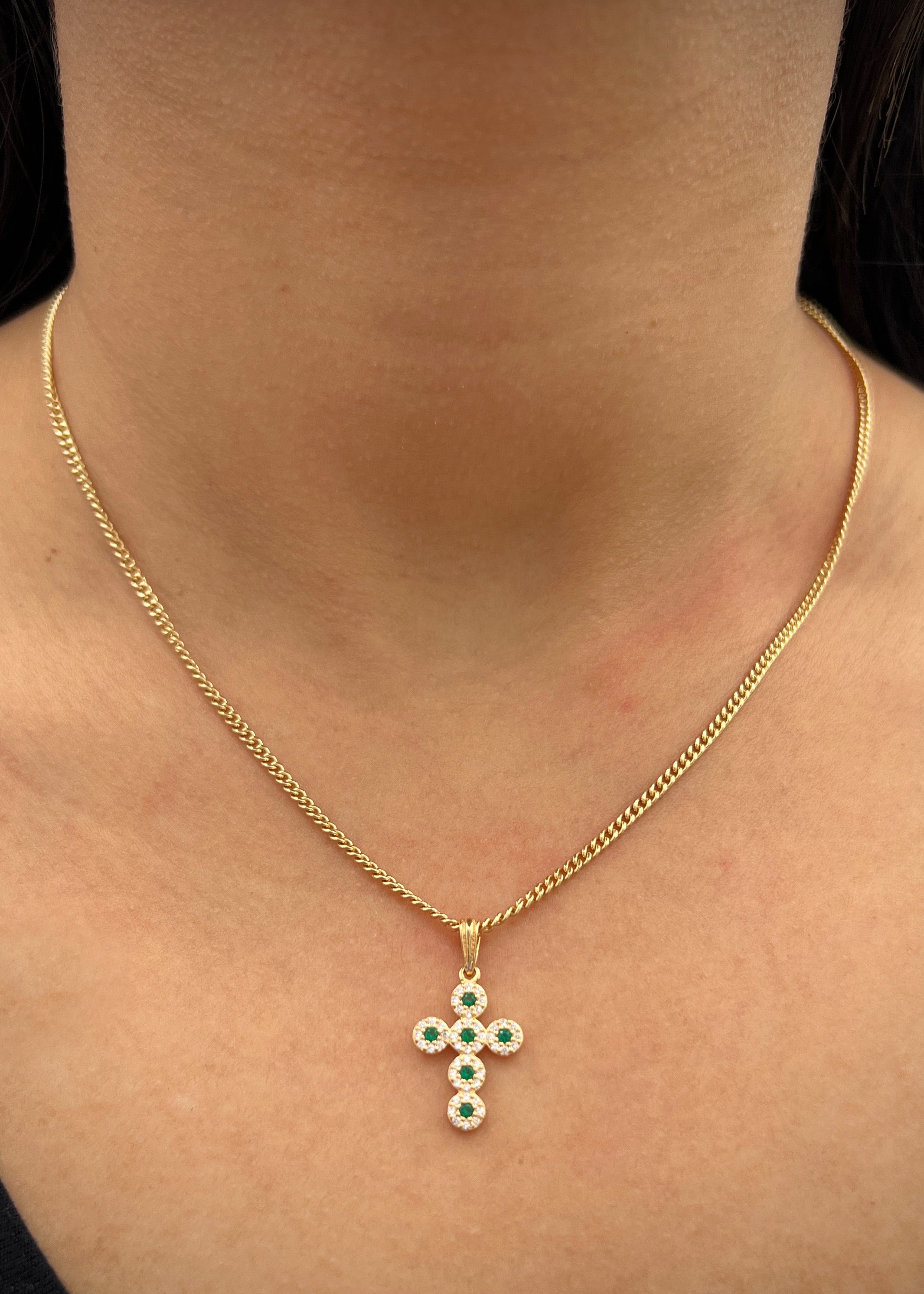 Dije cruz con swarovski verde y blanco 1.6gr / Largo 2.5cm / Oro Amarillo Nac M