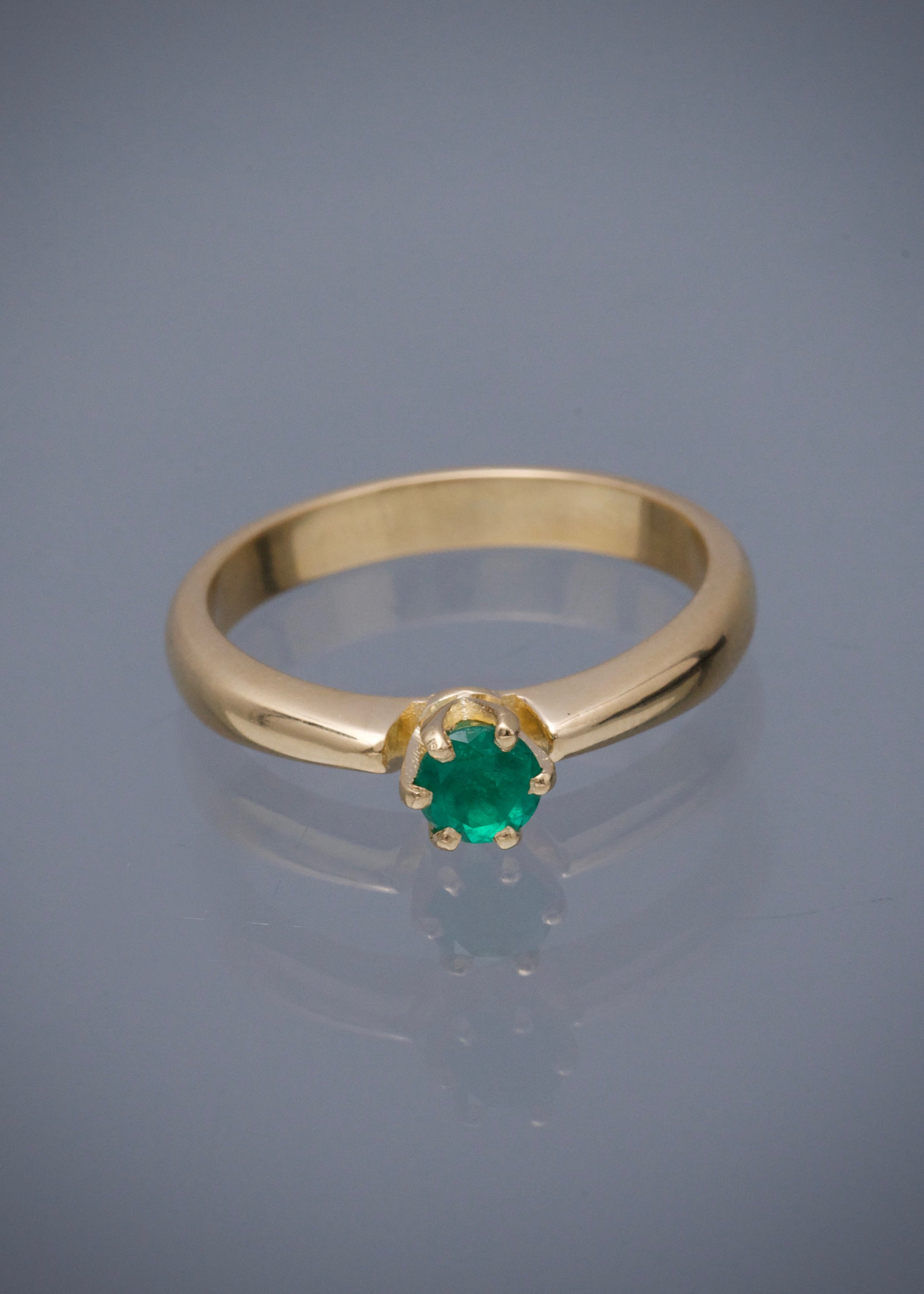 Solitario con 29pts de esmeralda 4.85gr / TALLA 8 / Oro Amarillo (Joya) M