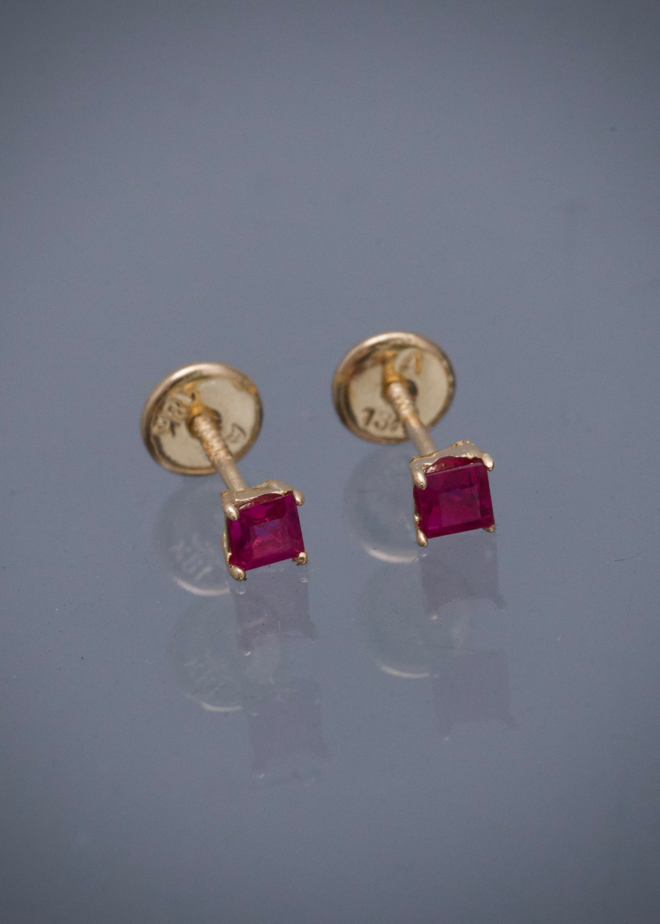 Topos con 42pts de rubies 0.65gr / Largo 0.34cm / Oro Amarillo Nac (Joya) P