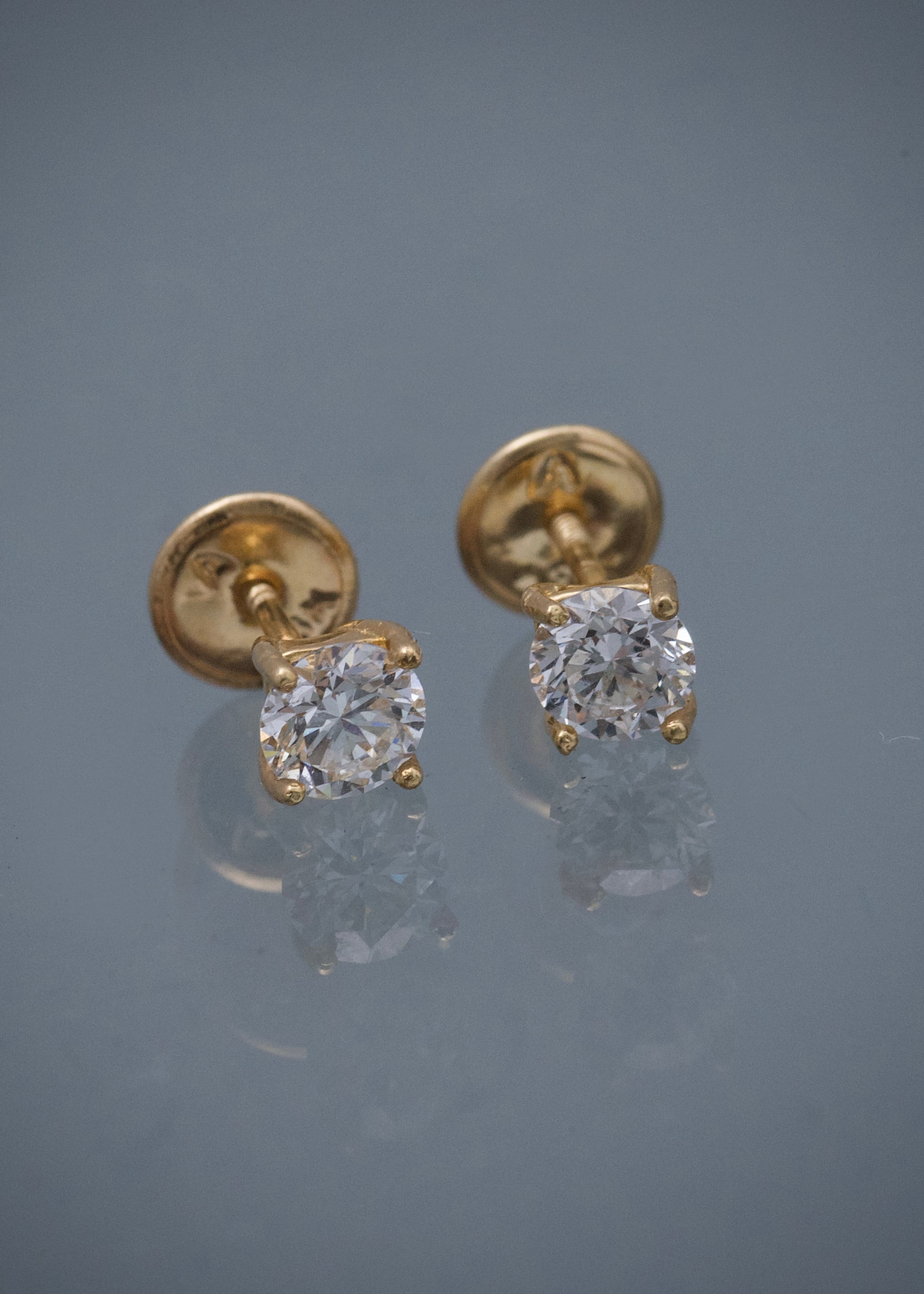 Topos con 64pts de diamante blanco 0.95gr / Largo 0,42cm /Oro Amarillo (Joya) B