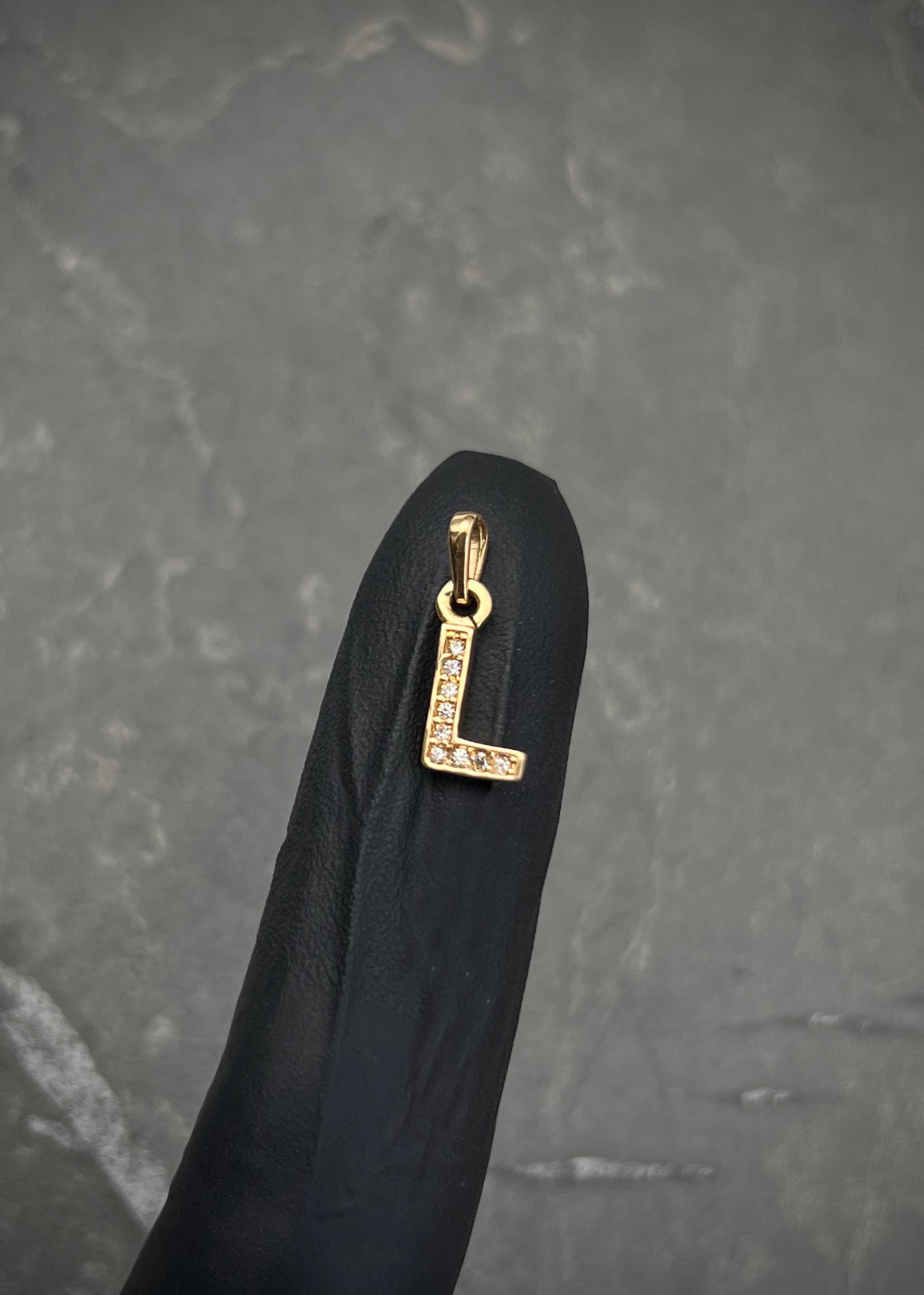 Dije letra L con swarovski blanco 0.55gr / Largo 1.5cm / Oro Amarillo Nac B