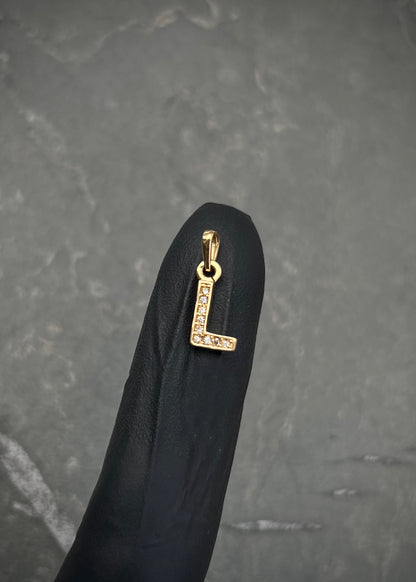 Dije letra L con swarovski blanco 0.55gr / Largo 1.5cm / Oro Amarillo Nac B