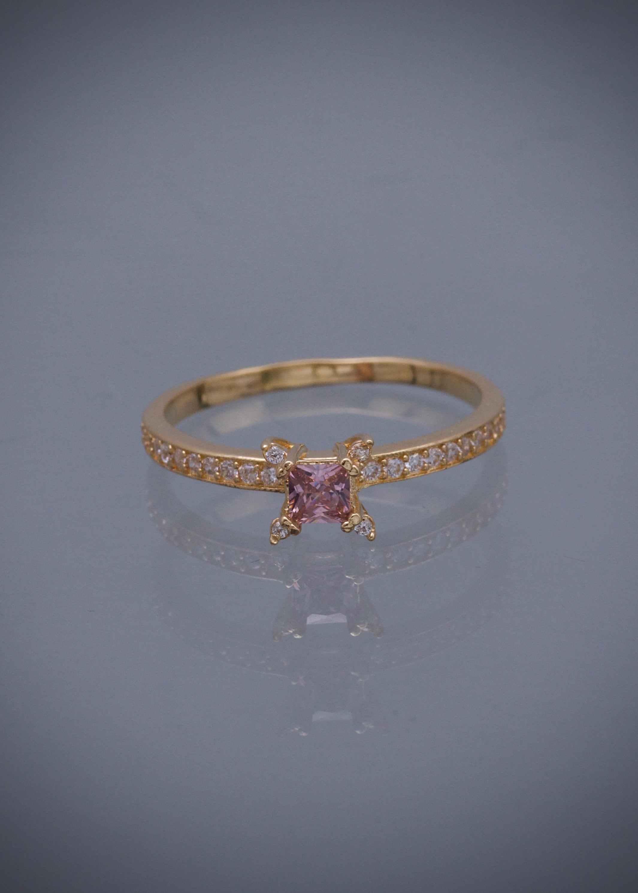 Solitario cuadrado con swarovski rosado y blanco 1.6gr / TALLA 5 1/4 / Oro Amarillo Nac M