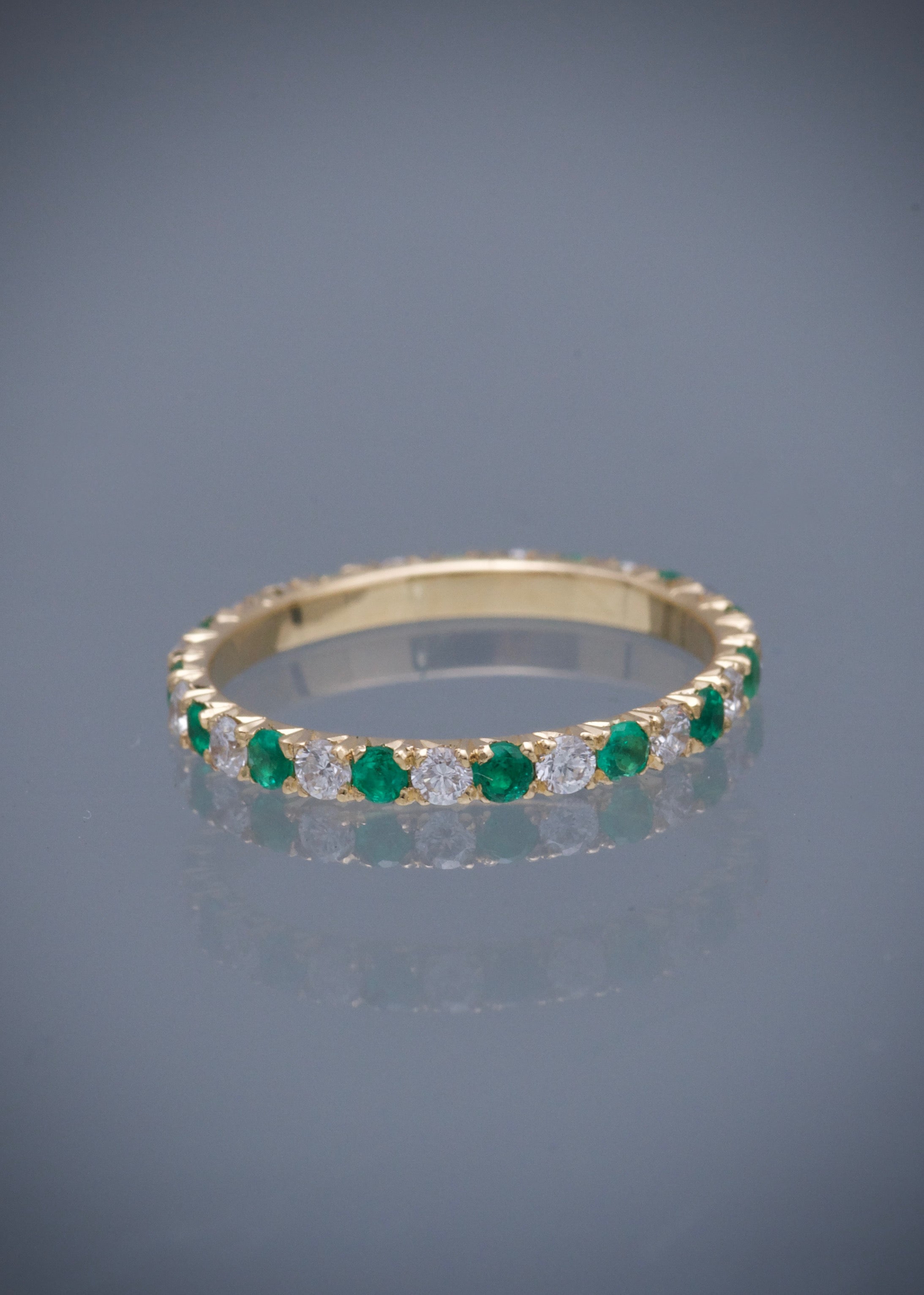 Anillo con 35pts de esmeraldas y 43pts de diamantes 1.25gr / TALLA 5 / Oro Amarillo (Joya) B