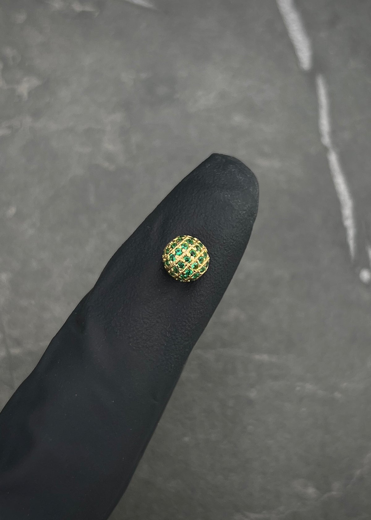 Herraje Bola de Fuego con Swarovski Verde 0.85gr / 0.6cm / 6.1mm — Oro Amarillo