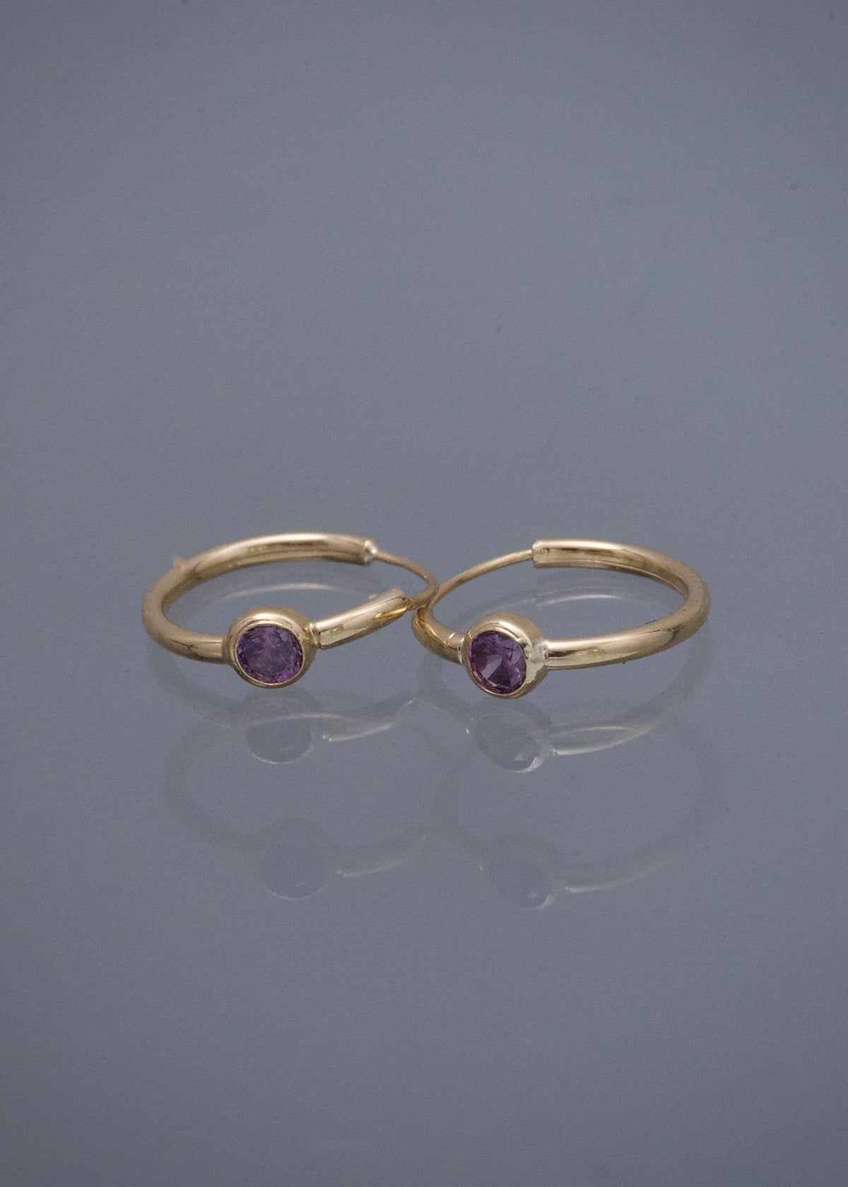 Candongas con Swarovski Morado 0.55gr / 1.1cm / 3.4mm — Oro Amarillo