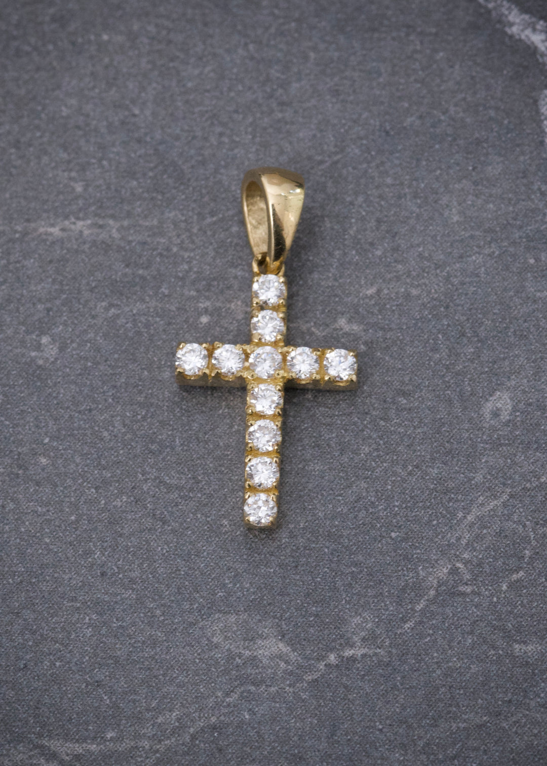Dije Cruz con 22pts de Diamantes 1.15gr / 1.9cm / 9.5mm — Oro Amarillo