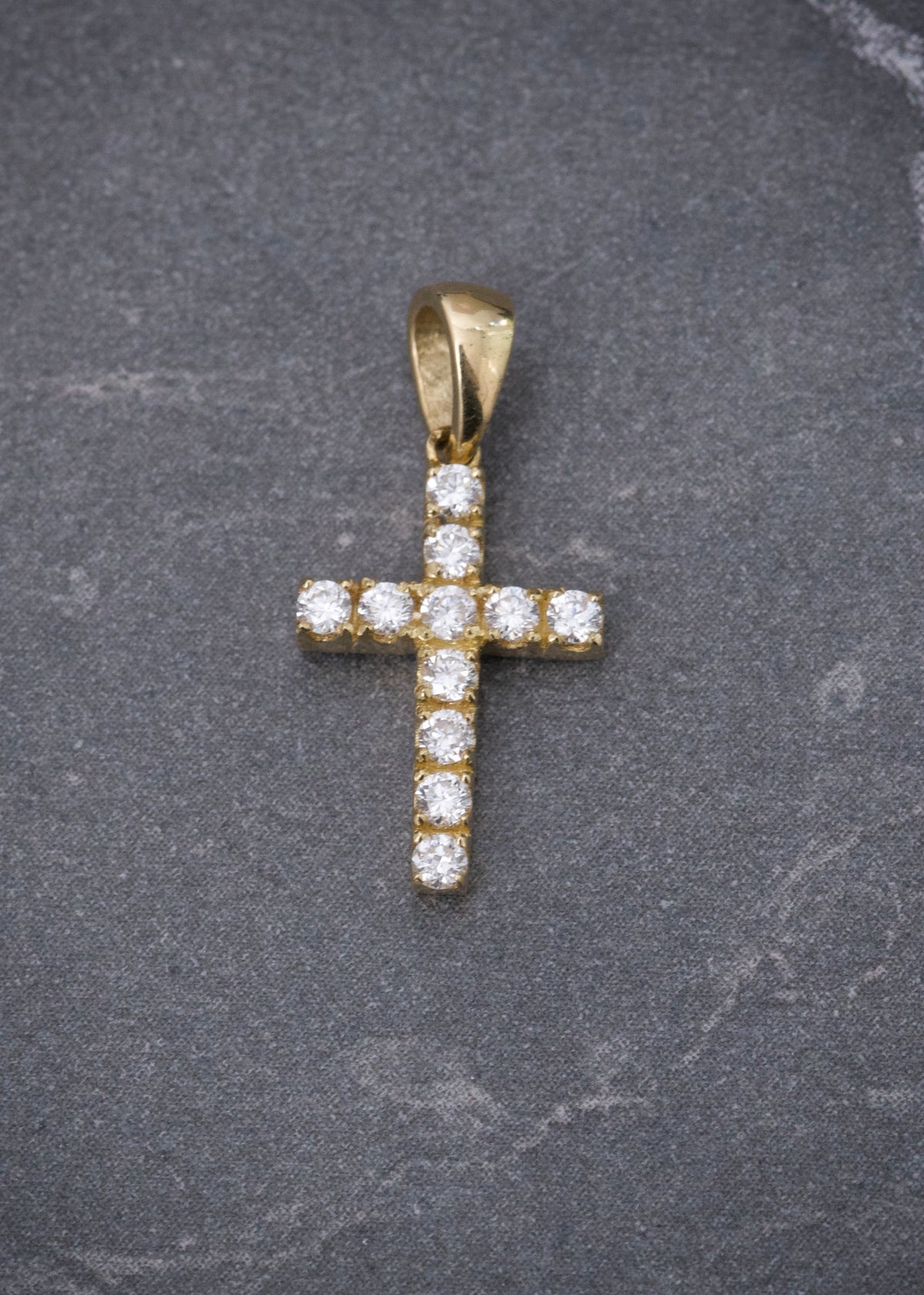 Dije Cruz con 22pts de Diamantes 1.15gr / 1.9cm / 9.5mm — Oro Amarillo