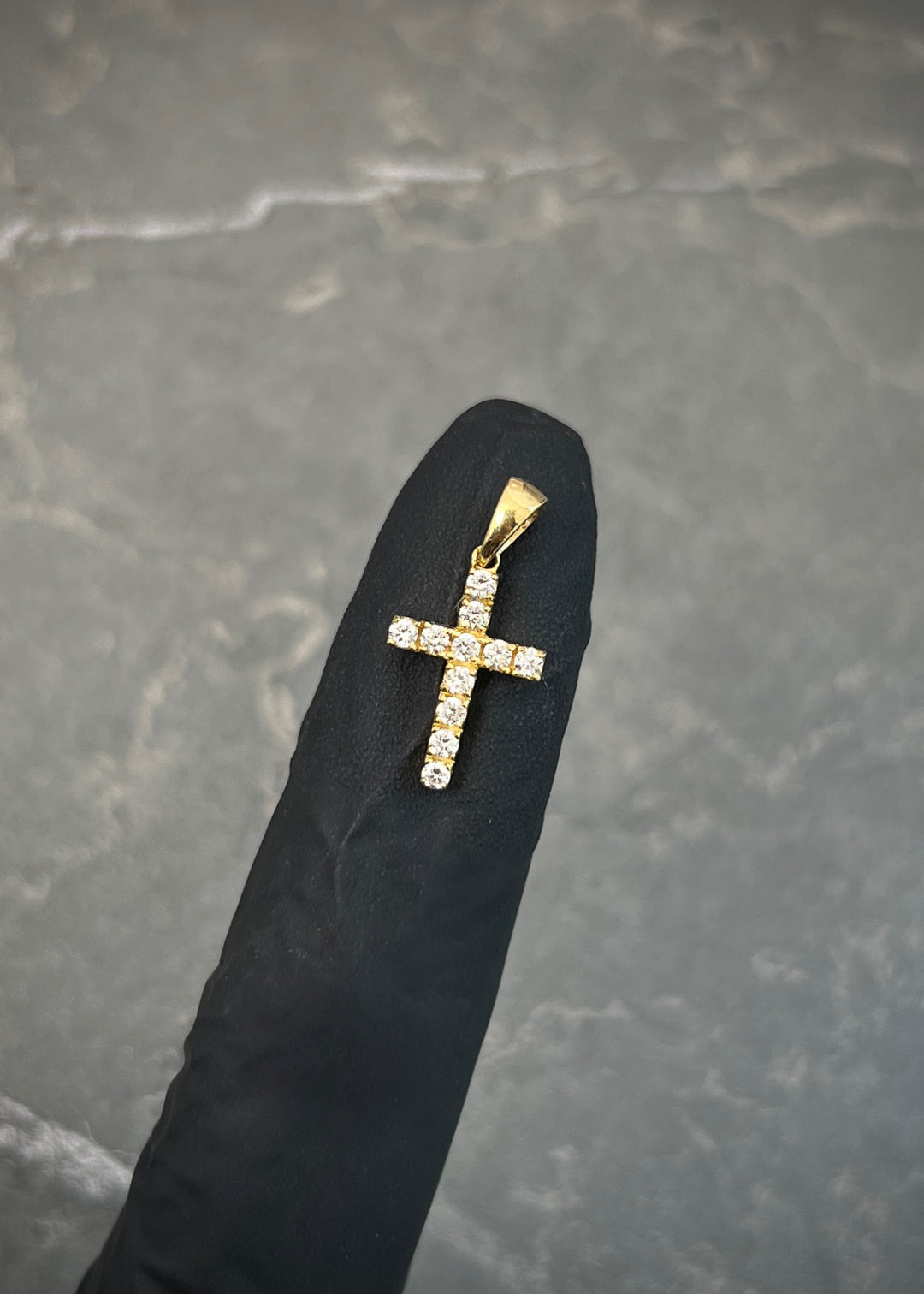 Dije Cruz con 22pts de Diamantes 1.15gr / 1.9cm / 9.5mm — Oro Amarillo