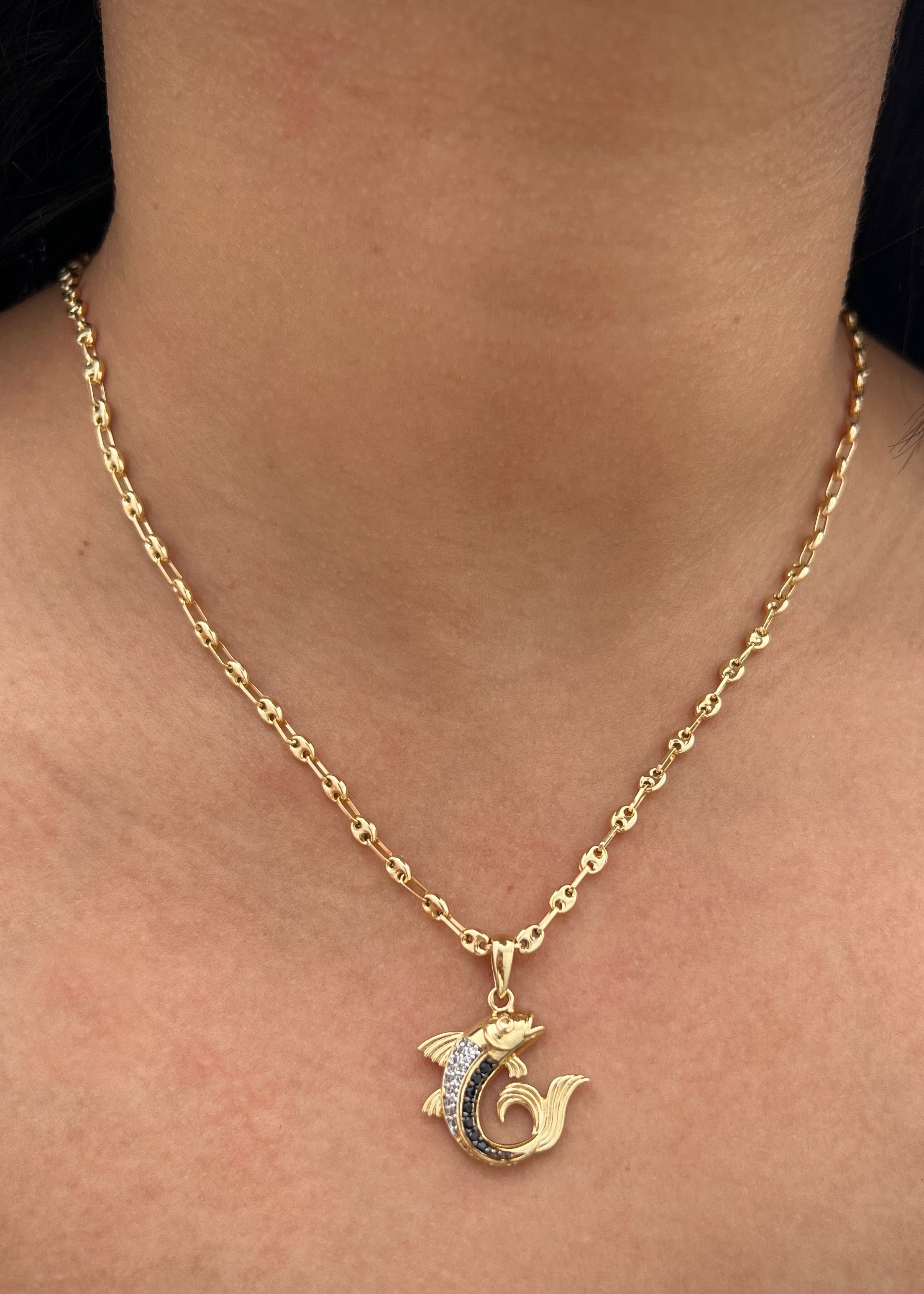 Dije de pez con swarovski negro y blanco 3.55gr / Largo 2.6cm / Oro Amarillo Nac M