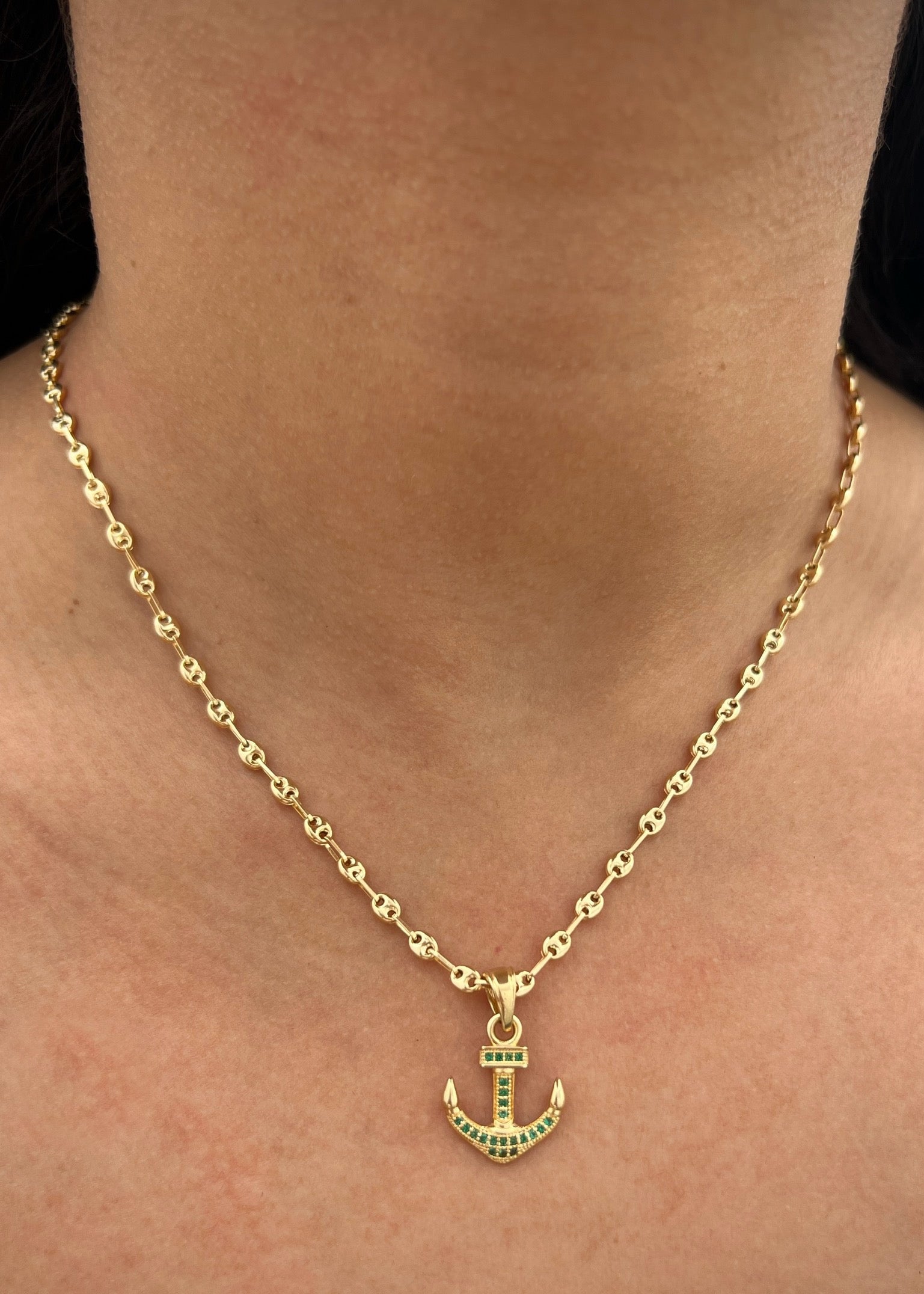 Dije ancla con swarovski verde 1.75gr / Largo 2.2cm / Oro Amarillo Nac M