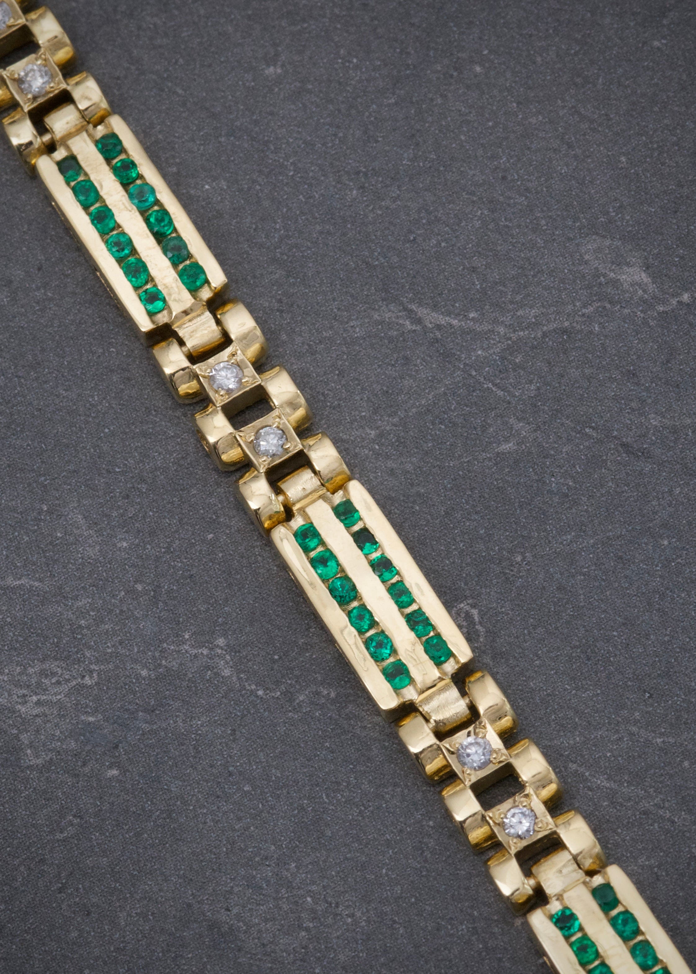 Pulso rustico con 160pts de esmeralda y 42pts de Diamante 23.9gr / Largo 18cm / Oro Amarillo (Joya) M