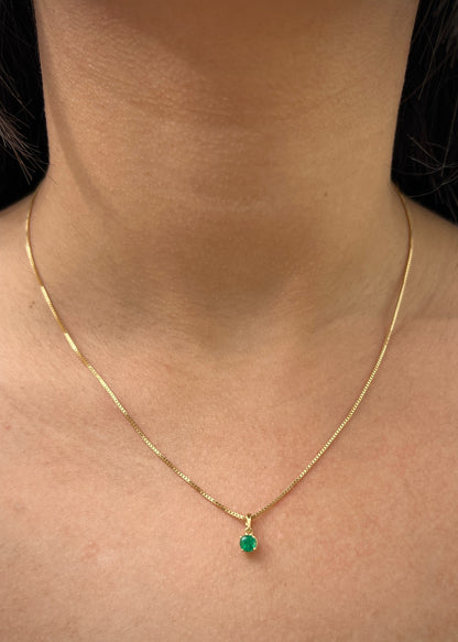 Dije con 22pts de esmeralda 0.4gr / Largo 1cm / Oro Amarillo (Joya) B