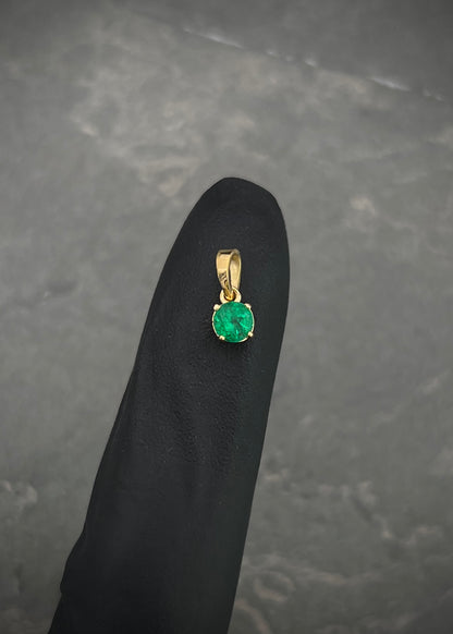 Dije con 22pts de esmeralda 0.4gr / Largo 1cm / Oro Amarillo (Joya) B