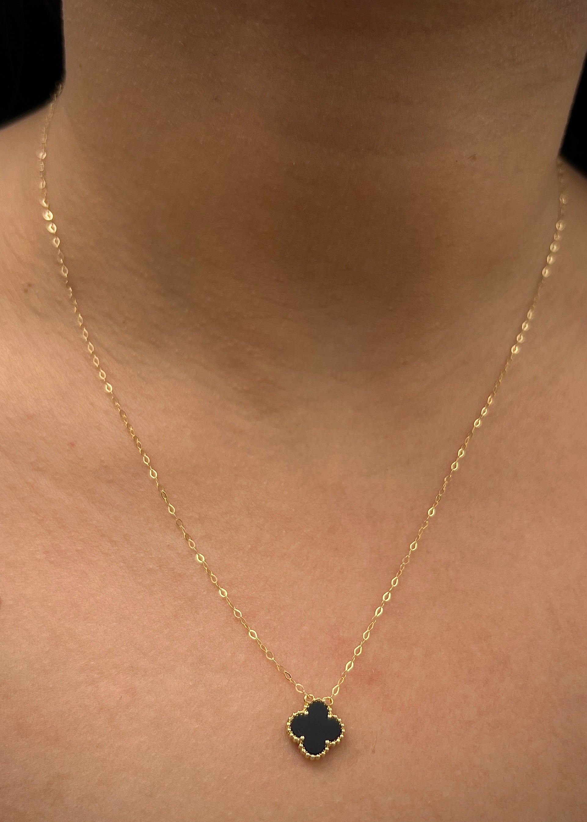 Cadena lucky clover piedra negra 1.35gr / Largo 45cm / Oro Amarillo italy cte M