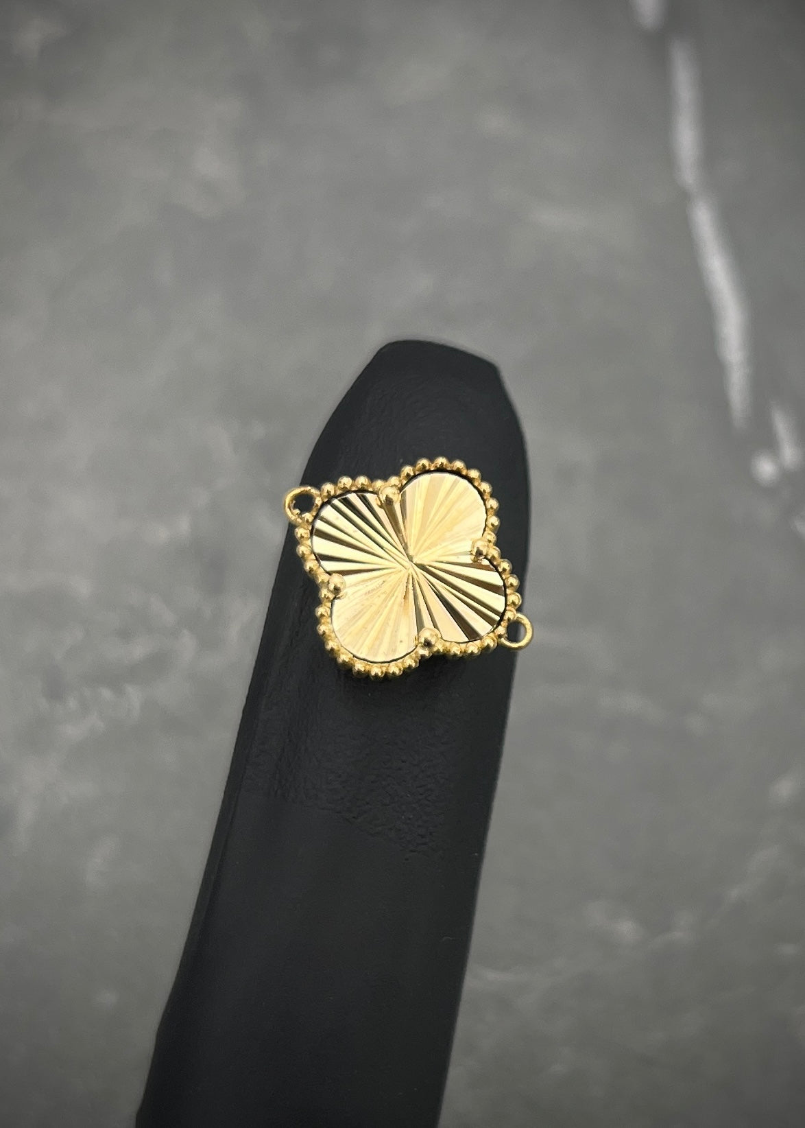 Herraje lucky clover diamantado 3.1gr / Largo 1.6cm / Oro Amarillo Nac B