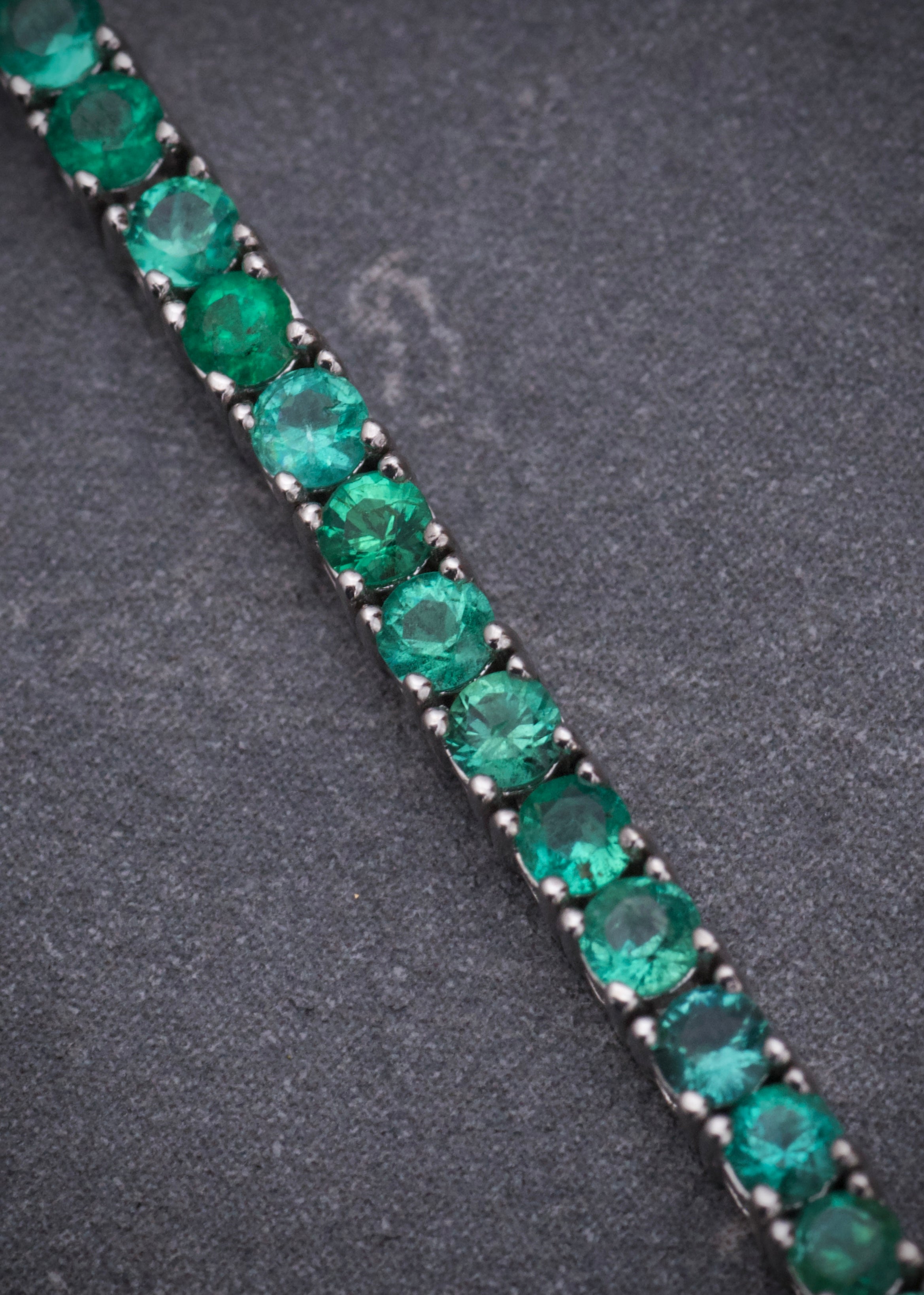 Pulso tenis con 267pts de esmeraldas 8.6gr / Largo 19 cm / Oro Blanco (Joya) M