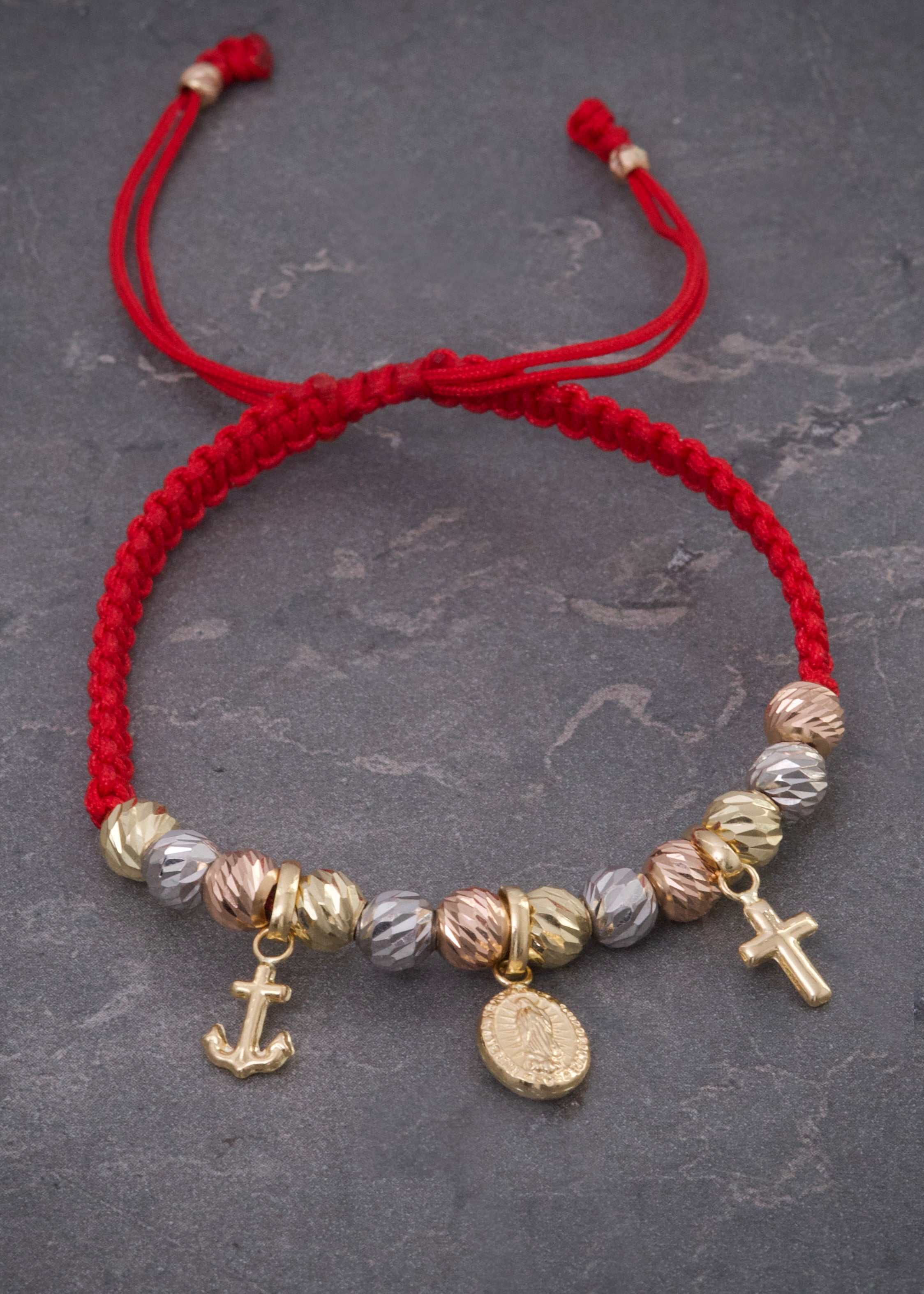 Pulsera en hilo rojo con bolas diamantadas y dijes 2.7gr / Tres Oros (Joya) M
